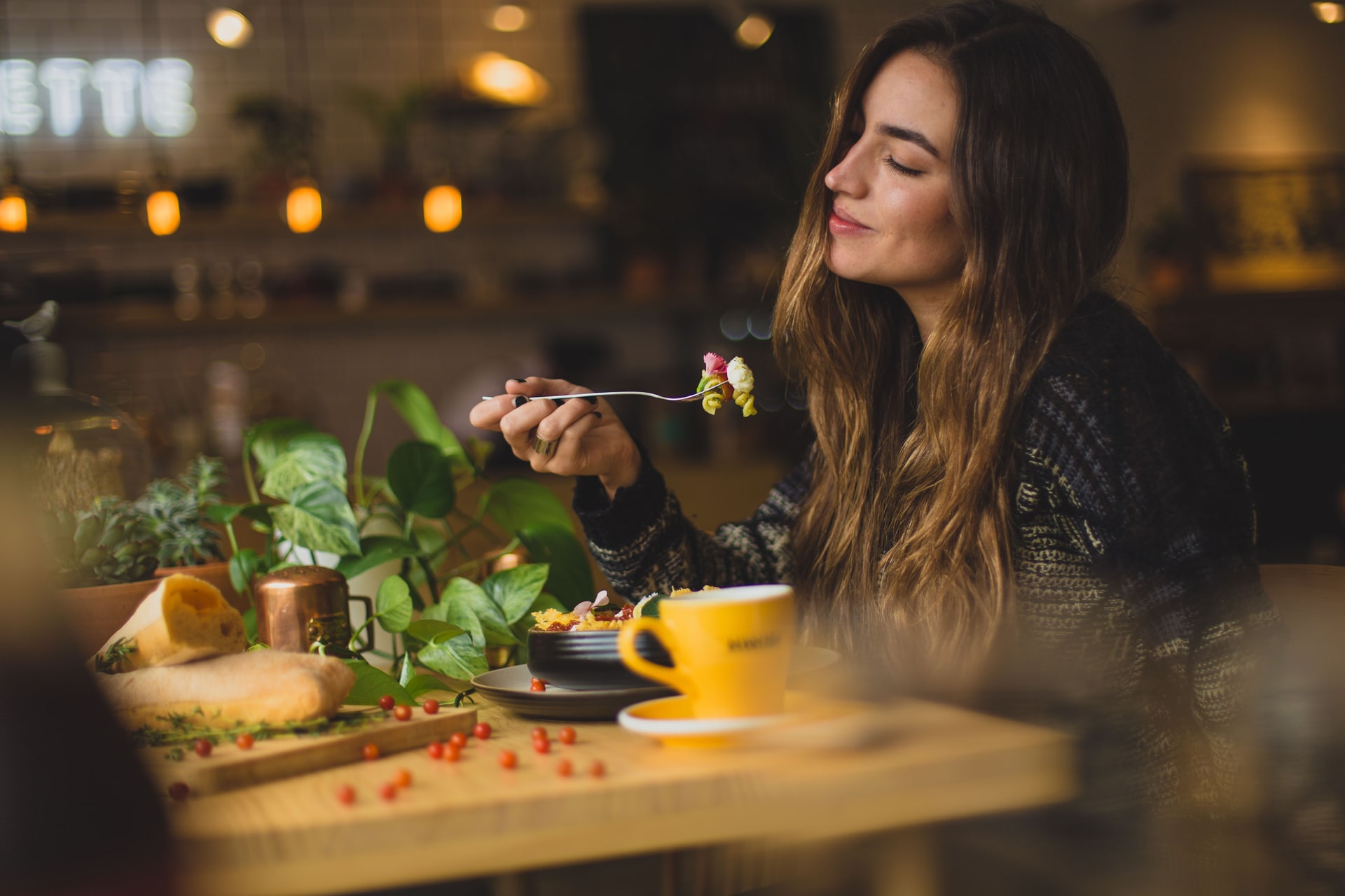 4 Ways to Use the Power of Video Testimonials to Create Leads